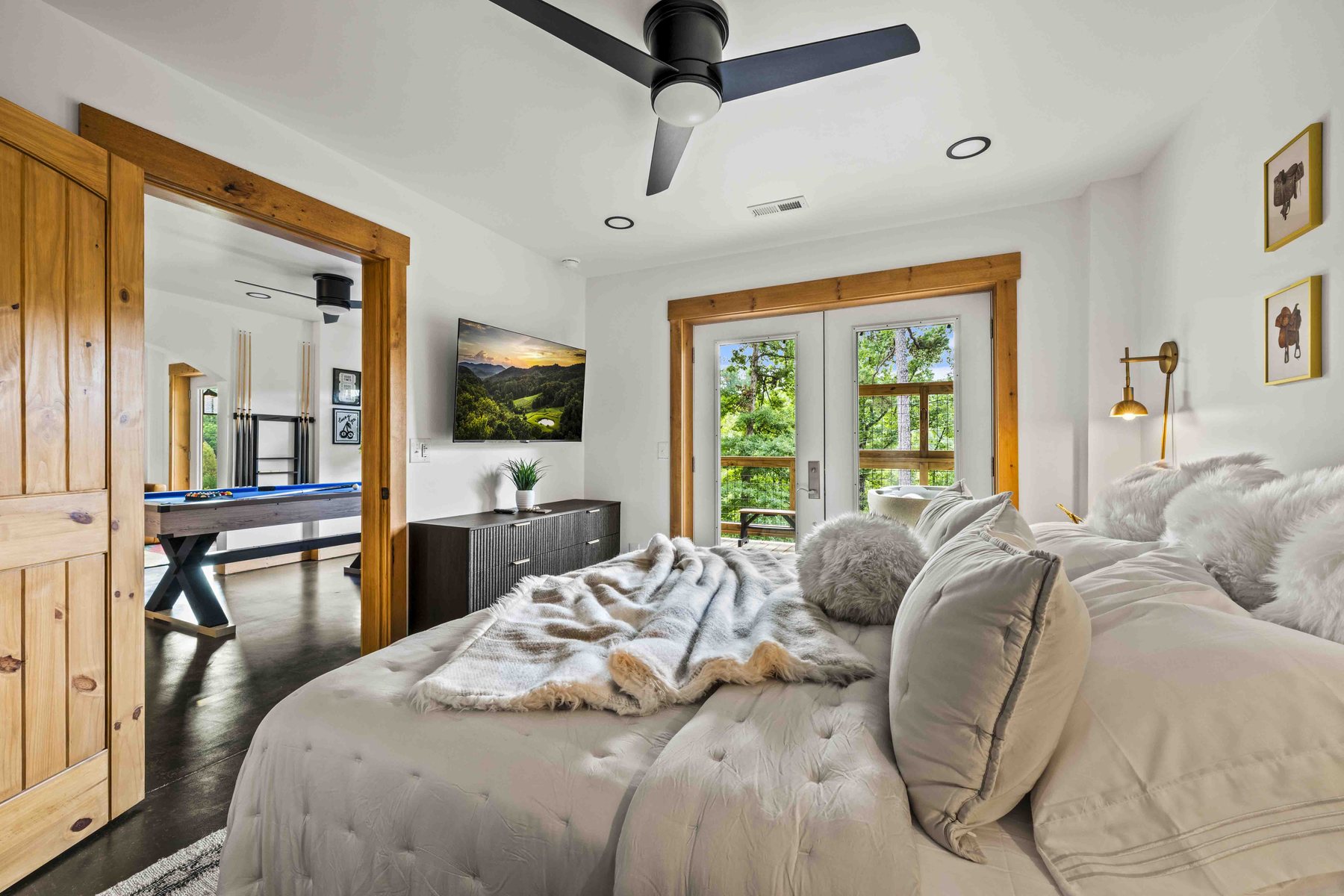 The Smoky Reserve — Guest Bedroom