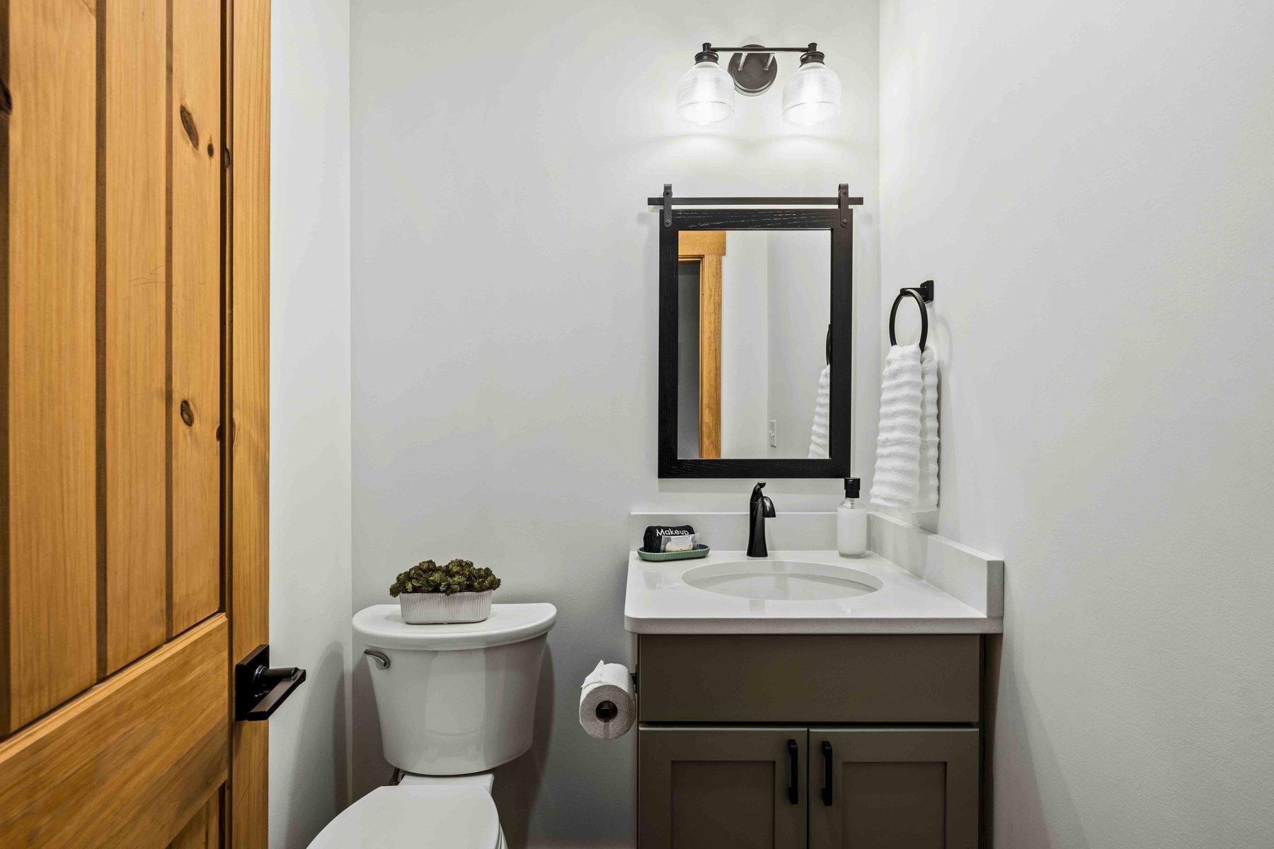 The Smoky Reserve — Guest Bathroom