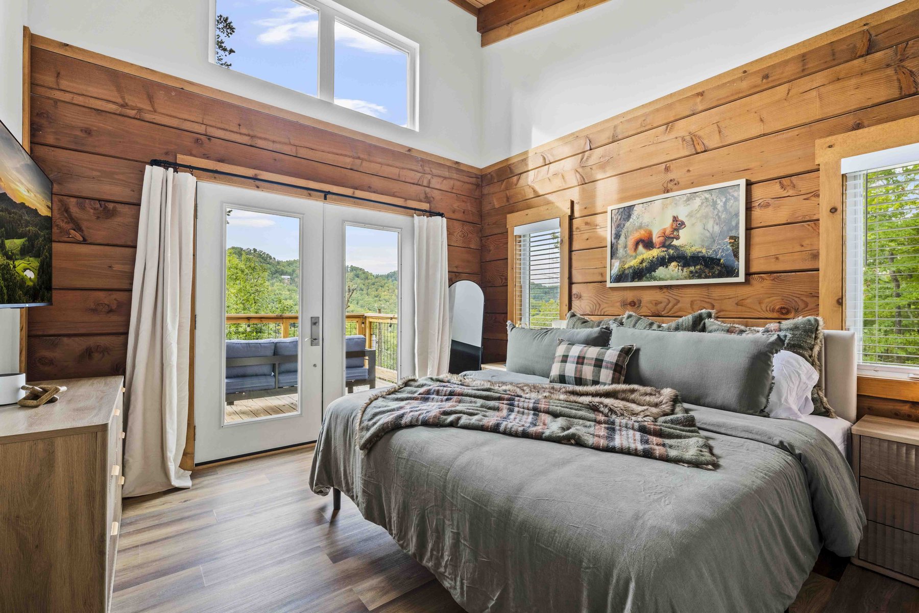 The Smoky Reserve — Primary Bedroom