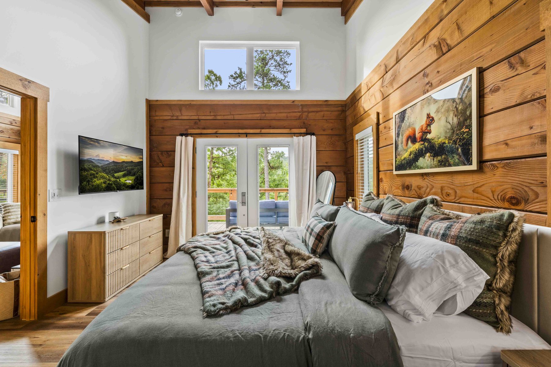 The Smoky Reserve — Primary Bedroom