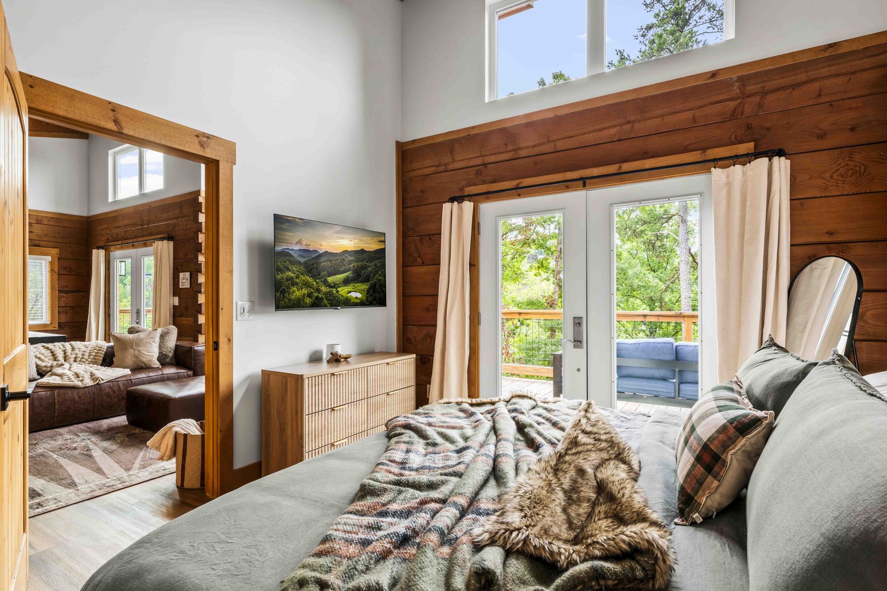 The Smoky Reserve — Primary Bedroom