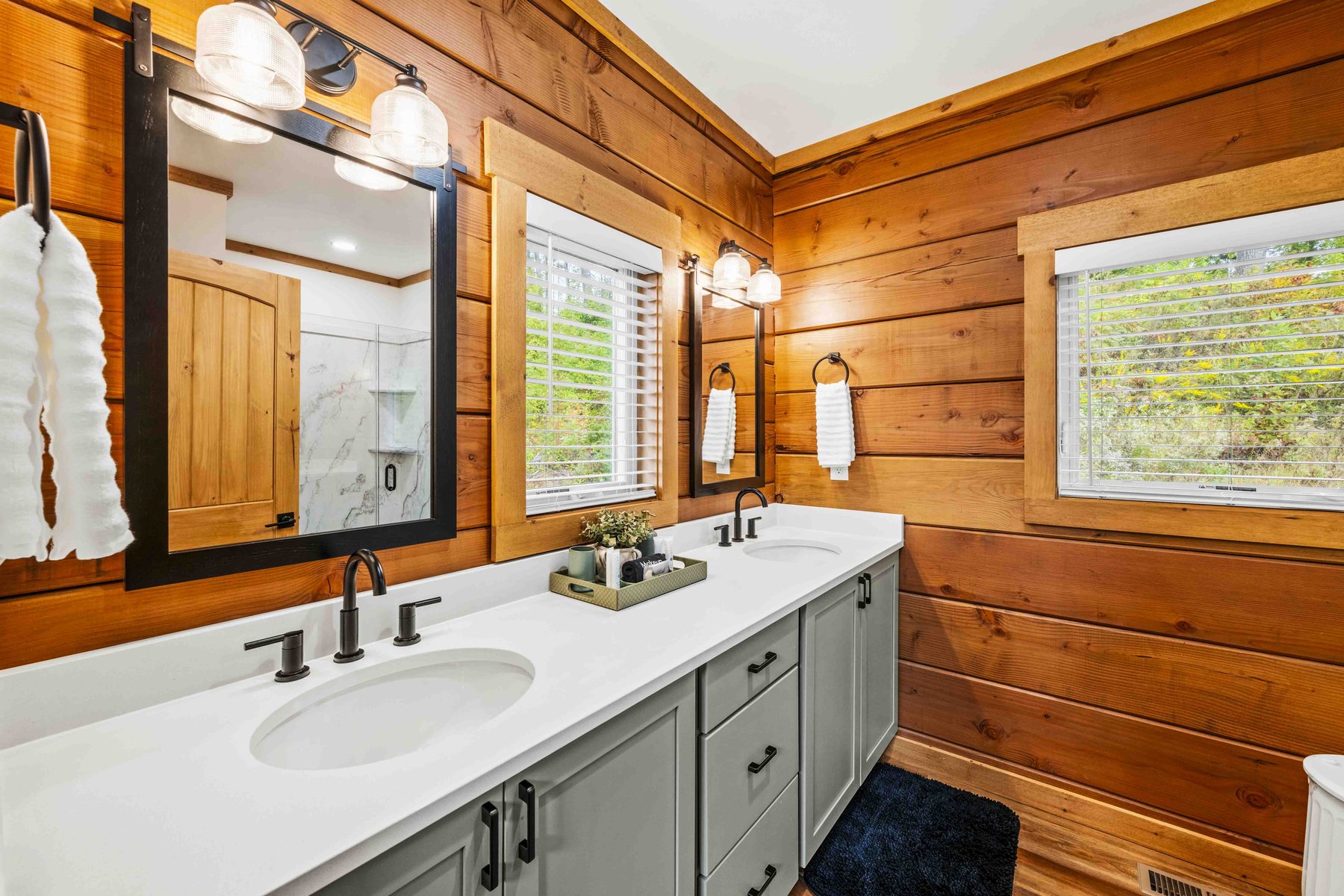 The Smoky Reserve — Primary Bathroom