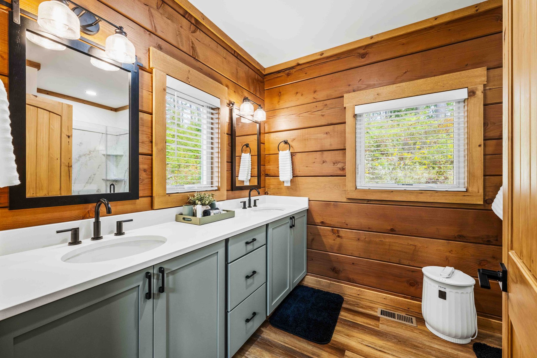 The Smoky Reserve — Primary Bathroom