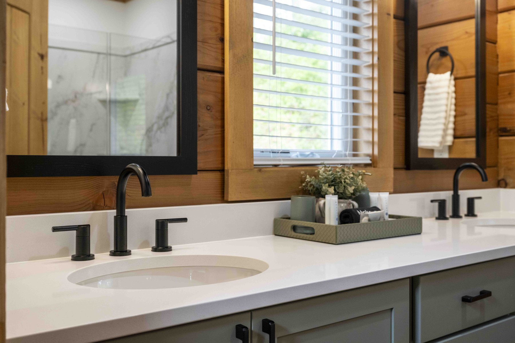 The Smoky Reserve — Primary Bathroom