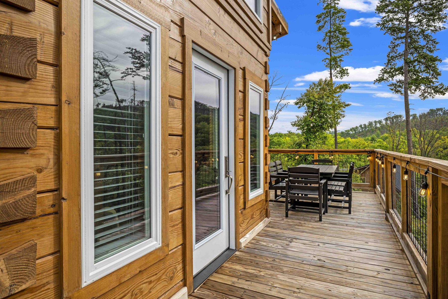 The Smoky Reserve — Deck & Mountain View
