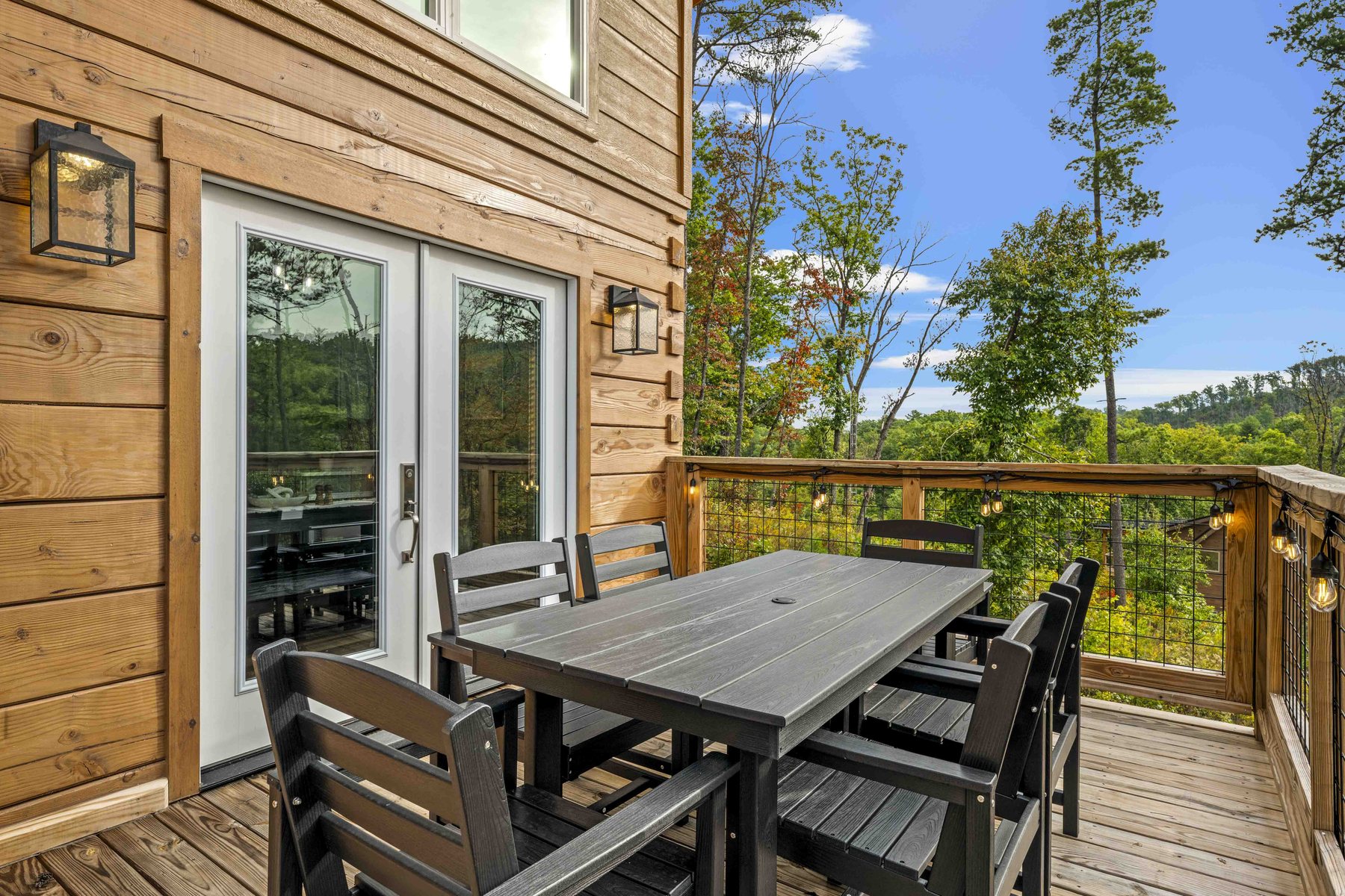 The Smoky Reserve — Deck & Mountain View
