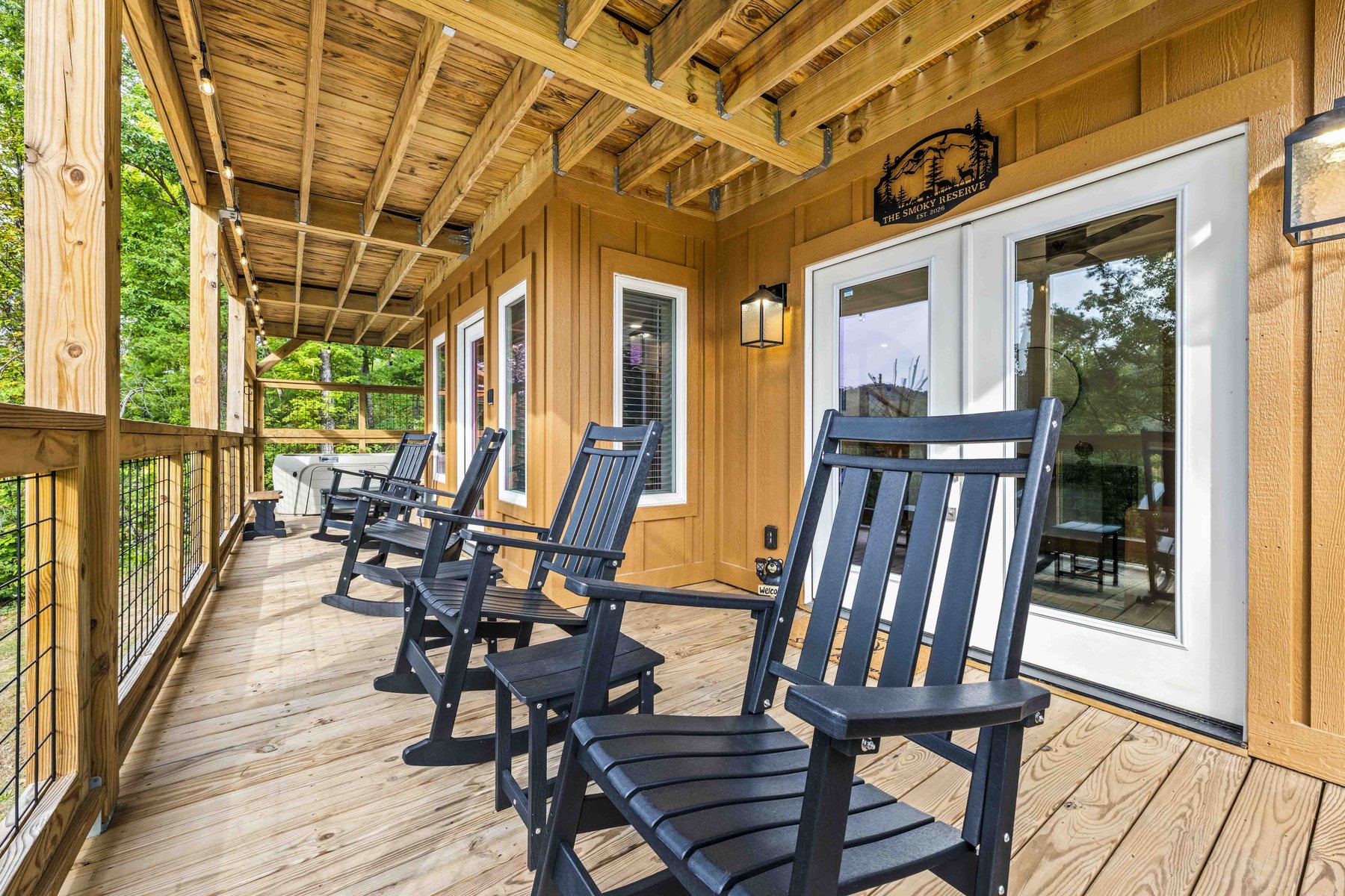 The Smoky Reserve — Deck & Mountain View